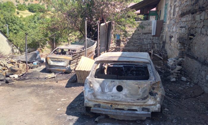 Elazığ’da 2 araç küle döndü, 1 ev kullanılamaz hale geldi