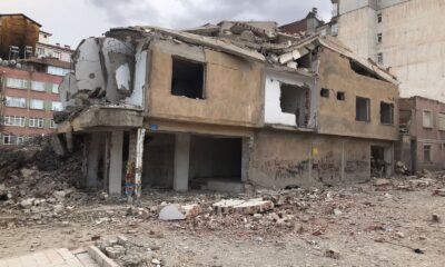 Elazığ’da ağır hasarlı 8 katlı bina korna sesi ile yıkıldı
