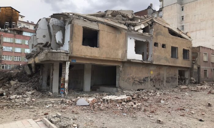 Elazığ’da ağır hasarlı 8 katlı bina korna sesi ile yıkıldı