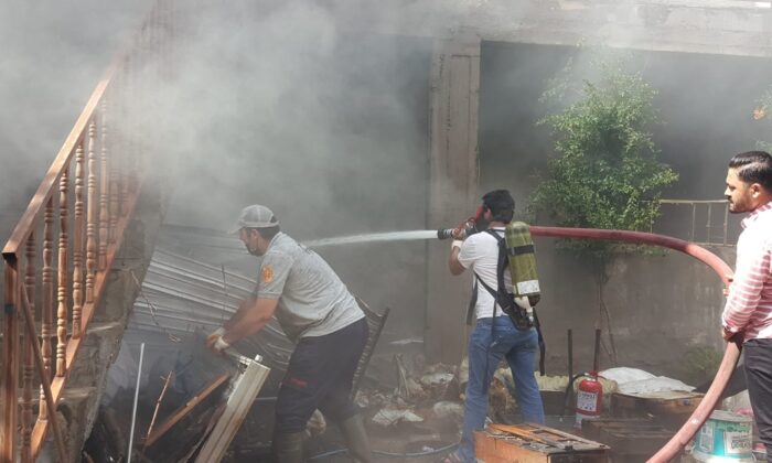 Elazığ’da ev yangını: 2 kişi dumandan etkilendi