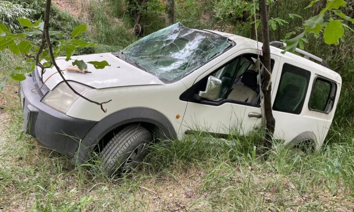 Elazığ’da hafif ticari araç şarampole uçtu: 3 yaralı