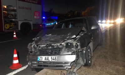 Elazığ’da iki araç çarpıştı, biri refüje çıktı
