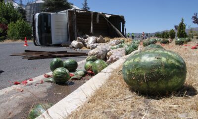 Elazığ’da kamyon devrildi karpuzlar yola saçıldı, ekipler ve vatandaşlar yardıma koştu