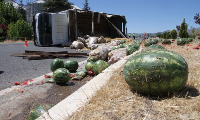 Elazığ’da kamyon devrildi karpuzlar yola saçıldı, ekipler ve vatandaşlar yardıma koştu