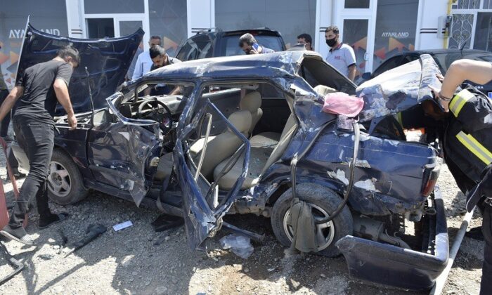 Elazığ’da kamyonete arkadan çarpan otomobil hurdaya döndü: 2 yaralı