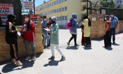 Elazığ’da öğrenciler içeride aileler dışarıda ter döktü