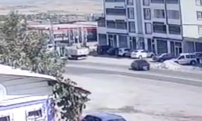 Elazığ’da otomobilin hurdaya döndüğü kaza, kameralara yansıdı