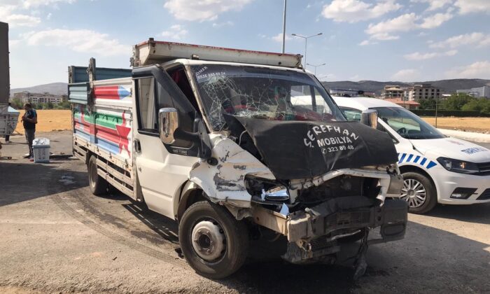 Elazığ’da pikaplar çarpıştı: 3 yaralı
