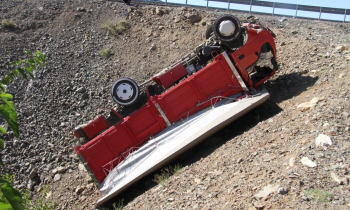 Elazığ’da şarampole uçan kamyonet ters döndü: 1 yaralı