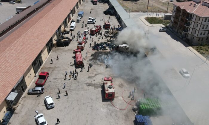 Elazığ’da sebze hali deposu alevlere teslim oldu