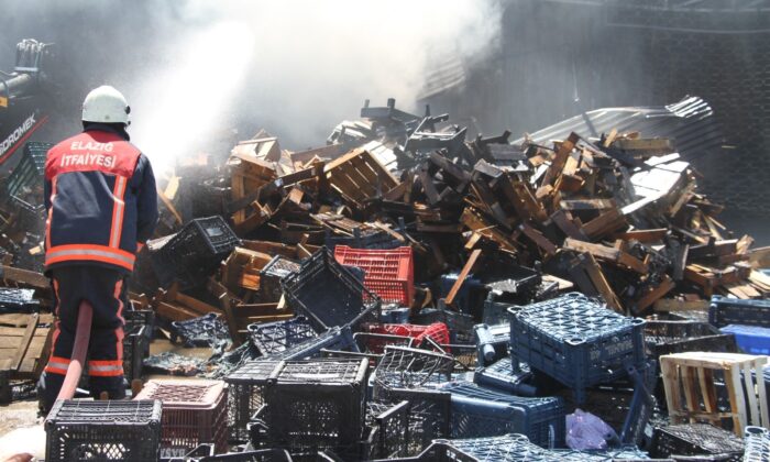 Elazığ’da sebze halinde çıkan yangın tamamen söndürüldü