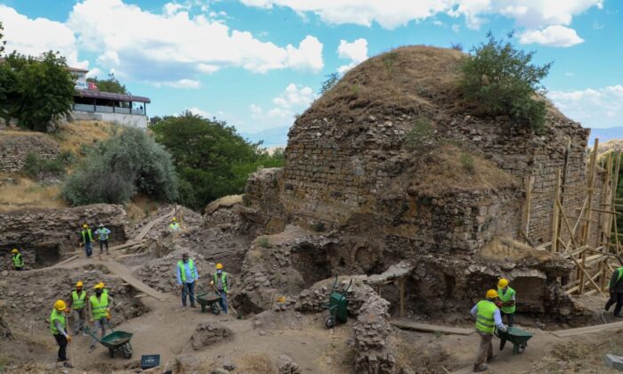 Elazığ’da tarihi hamamda restorasyon çalışmaları başladı