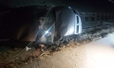 Elektrik direğine çarpan alkollü sürücü otomobiliyle seraya girdi