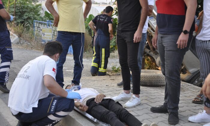 Elektrik direğine çarpan kamyonette sıkışan kardeşleri itfaiye kurtardı