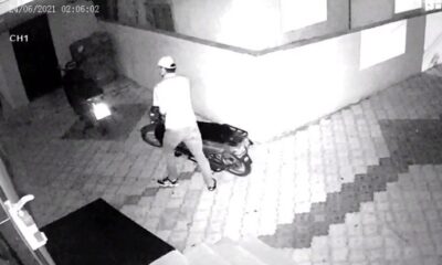 Elektrikli bisikleti inceleyip çaldı