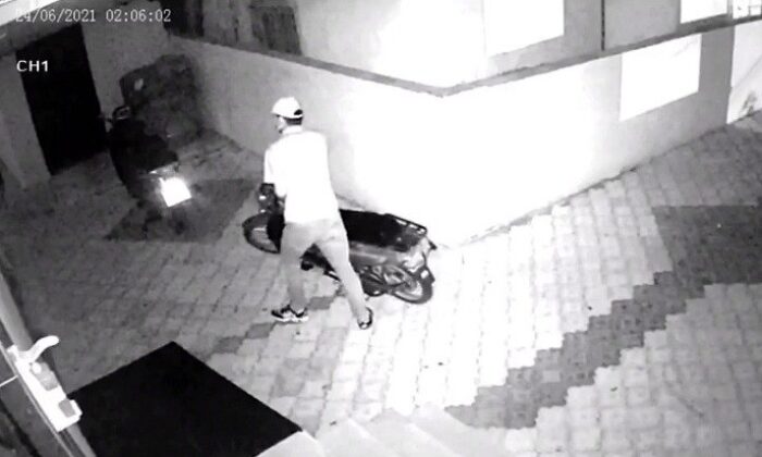 Elektrikli bisikleti inceleyip çaldı