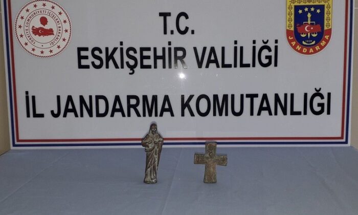 Elindeki tarihi eserleri satamadan yakalandı