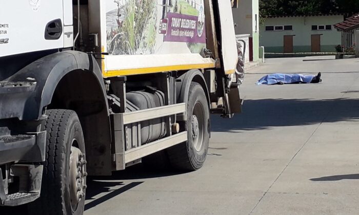 Emekli asker olan baba oğul çöp kamyonunun altında kaldı, baba öldü oğlu ağır yaralı