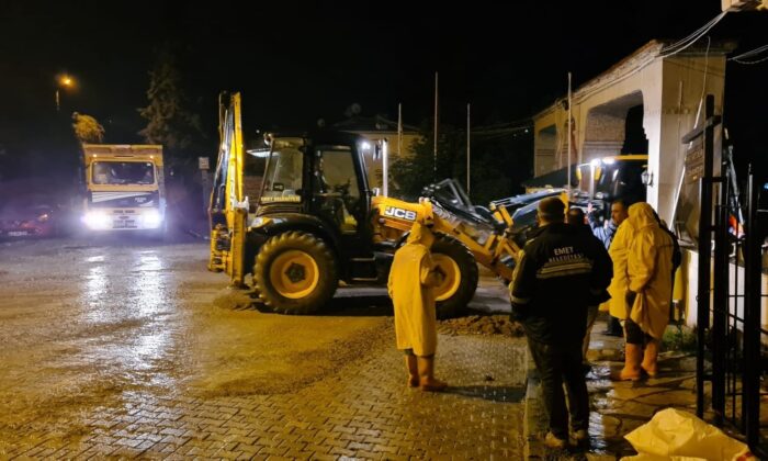 Emet’te sağanak yağış sele neden oldu