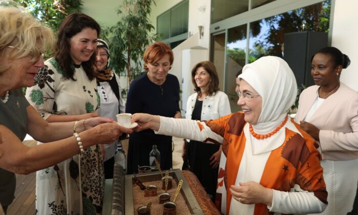 Emine Erdoğan, Antalya Diplomasi Forumu’na katılan liderlerin eşleriyle bir araya geldi