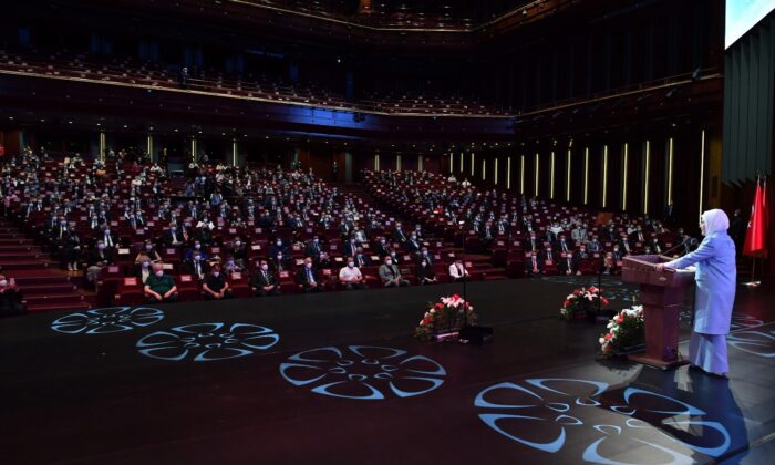 Emine Erdoğan: “Teknolojik ilerlemeyle eş zamanlı olarak manevi ilerleme sağlayamıyoruz”
