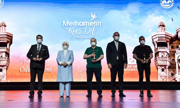 Emine Erdoğan’dan Dündar’a ‘vakıf insan’ ödülü