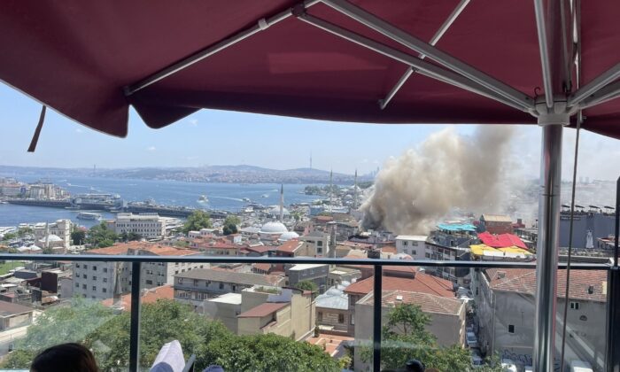 Eminönü’nde havai fişek satışı yapılan dükkanda yangın çıktı. Olay yerine itfaiye ve sağlık ekipleri sevk edildi.