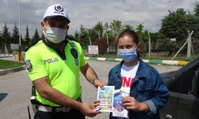 Emniyet kemeri takan sürücüler kitapla ödüllendirildi