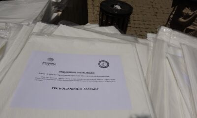 Engelli bireylerin ürettiği maske ve seccadeler cami cemaatine dağıtıldı