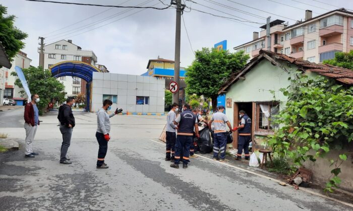 Engelli kadının müstakil evinden 2 kamyon dolusu çöp çıktı