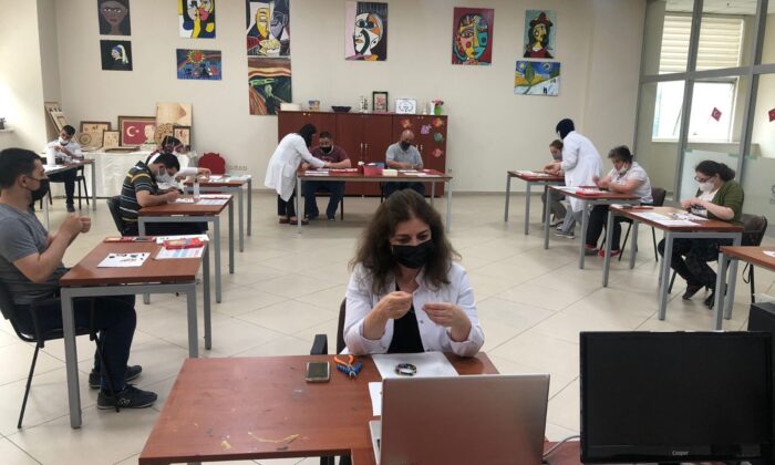 Engelli kursiyerlerin boncuk dizme dersi, annelere ek gelir oldu