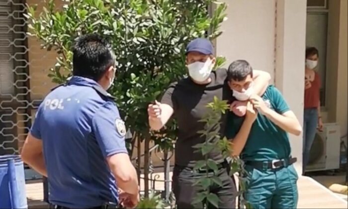 Engelli memuru rehin alan bıçaklı saldırgan tutuklandı