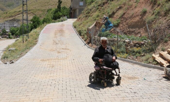 Engelli vatandaşa belediyeden parke yol