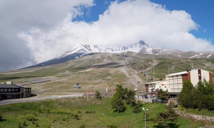 Erciyes’e Haziran ayında kar yağdı