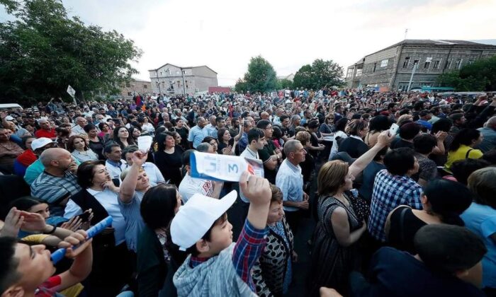 Ermenistan Başbakanı Paşinyan, Azerbaycan’dan oğluna karşı tüm Ermeni esirleri geri istedi