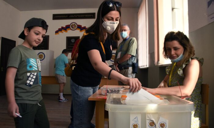 Ermenistan’da halk erken seçim için sandık başında