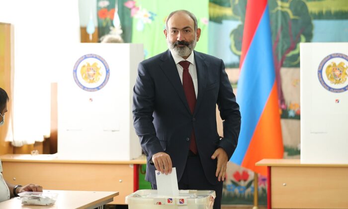 Ermenistan’daki seçimde Paşinyan ve Koçaryan oylarını kullandı