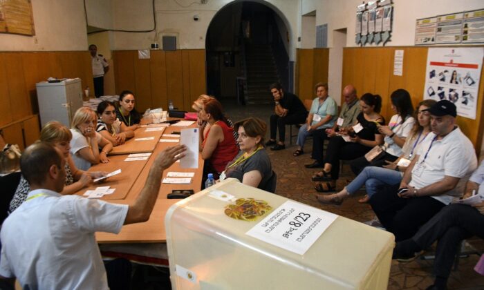 Ermenistan’daki seçimi Paşinyan açık ara fark ile önde götürüyor