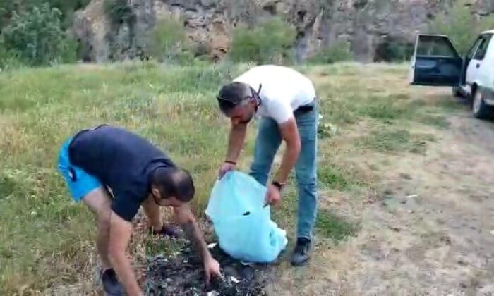 Erzincan ve Tuncelili arkadaş grubu Pülümür Vadisinde çöp topladı
