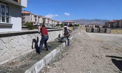 Erzincan’da imarlaşmanın başladığı kısımlarda kaldırım çalışmaları sürüyor