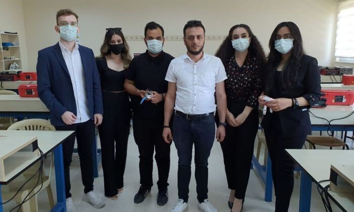 Erzincan’da üniversite öğrencileri Covid-19 hastaları için akıllı bileklik üretti