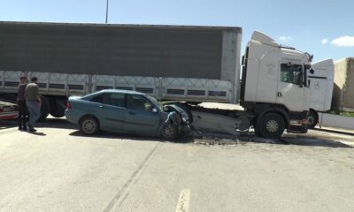 Erzurum’da feci kaza, ışık ihlali yapan otomobil tırın altına girdi