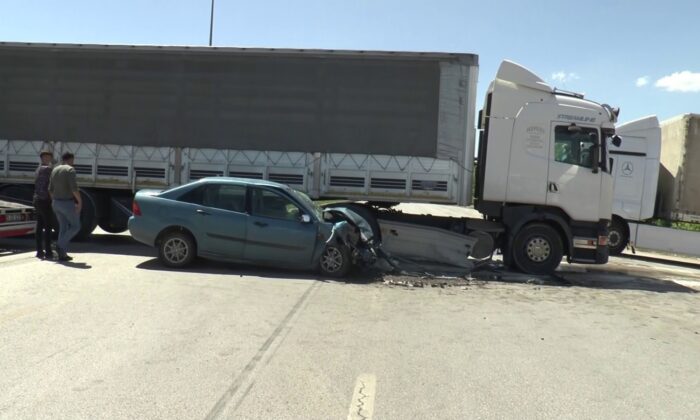 Erzurum’da feci kaza, ışık ihlali yapan otomobil tırın altına girdi