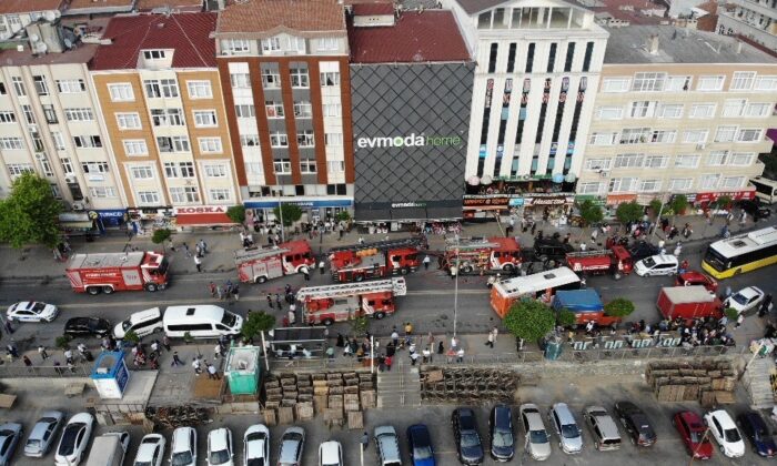 Esenler’de alışveriş merkezinde yangın paniği