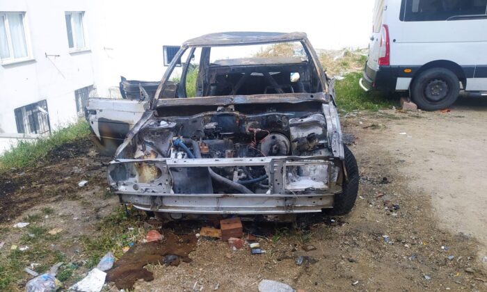 Esenyurt’ta çocuklar oyun oynarken iki aracı yaktı