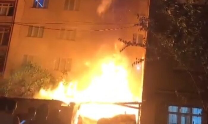 Esenyurt’ta iki bina arasındaki hurda deposu alev alev yandı