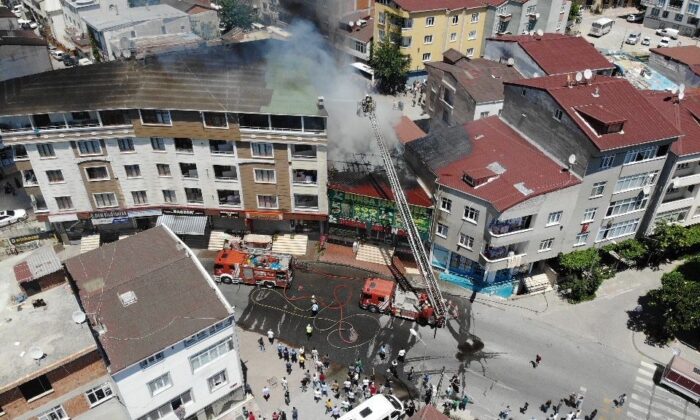 Esenyurt’ta kebapçıda başlayan yangın apartmanlara sıçradı