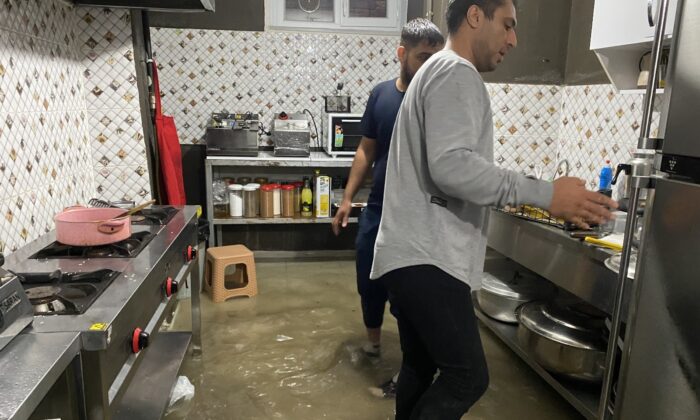 Esenyurt’ta yağış sonrası bir restoran mutfağını su bastı