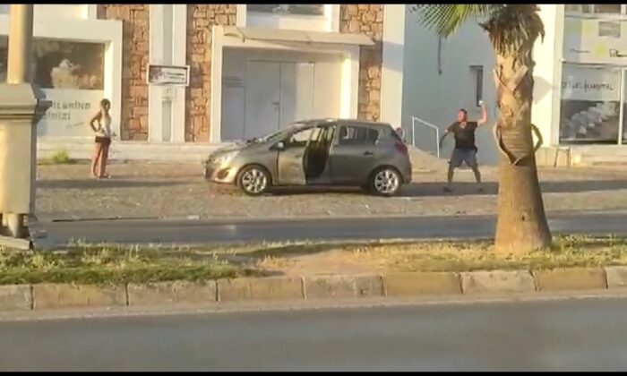 Eşi ve çocuğunun gözü önünde kendi arabasına taşla saldırıp, muhabiri darp etti