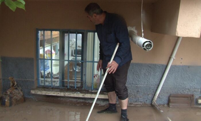 Eskişehir’de istinat duvarı çöktü, bodrum katındaki evi su bastı